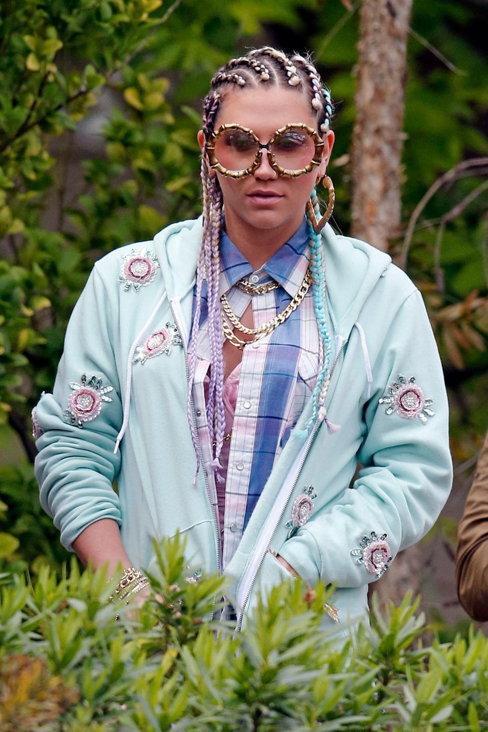 9. Mai 2013: Man würde es Kesha zwar auch zutrauen, sich so im Alltag auf der Straße zu zeigen, aber in diesem Fall dreht sie in Los Angeles ein Musikvideo.