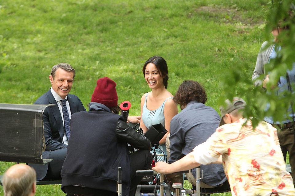 28. Mai 2013: Anton Yelchin und Bérénice Marlohe filmen im New Yorker Central Park "5 to 7". 28. Mai 2013: Anton Yelchin und Bérénice Marlohe filmen im New Yorker Central Park "5 to 7".