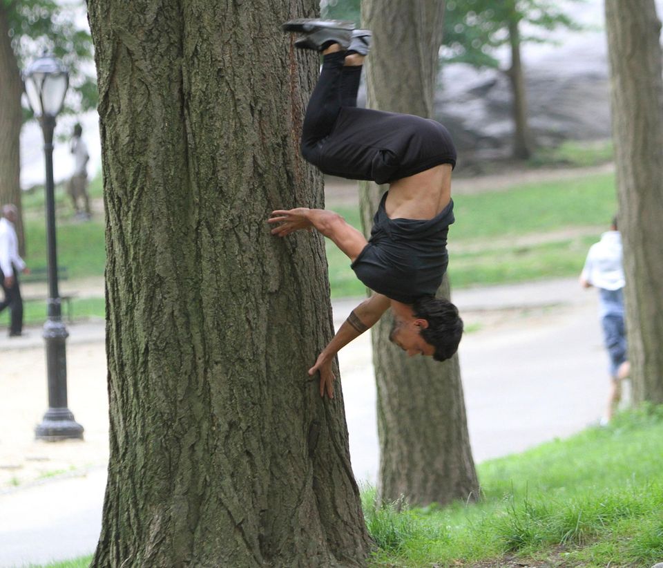 18. Juni 2013: Dieses Bild steht nicht auf dem Kopf: Für den Film "Tracers" zeigt Taylor Lautner am Set seine Fähigkeiten im Parkour, einer Sportart, bei der man sich durch laufen, klettern, springen oder schwingen durch die Umgebung bewegt.
