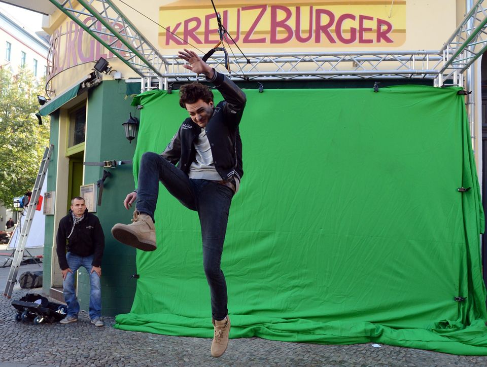 28. September 2013: Jimi Blue Ochsenknecht fliegt in Berlin am Set zu "No Loverboy" durch die Luft. Der Spot des Gemeinnützigen Vereins "Weißer Ring" soll auf die Problematik der sogenannten "Loverboys" aufmerksam machen, einer Form der Zwangsprostitution, in der oft noch minderjährige Mädchen durch das vortäuschen von Liebe systematisch in die Prostitution hineingeführt und abhängig gemacht werden.