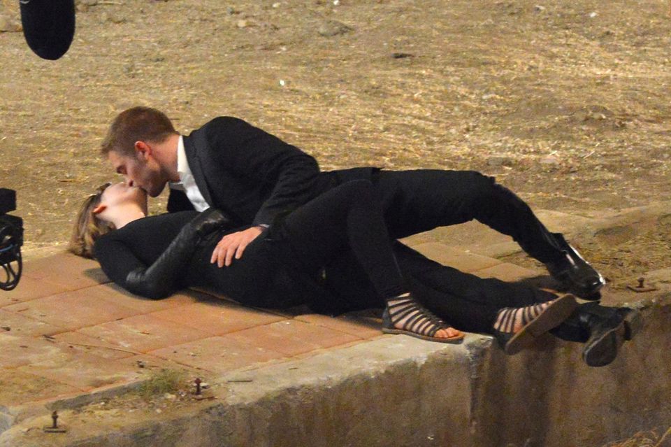 21. August 2013: Wen knutscht denn Mädchenschwarm Robert Pattinson da? Es ist Schauspielkollegin Mia Wasikowska, mit der er gemeinsam für den Film "Maps to the Stars" vor der Kamera steht.