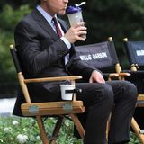 27. August 2013: Matt Bomer gönnt sich am "White Collar"-Set eine kleine Drehpause.