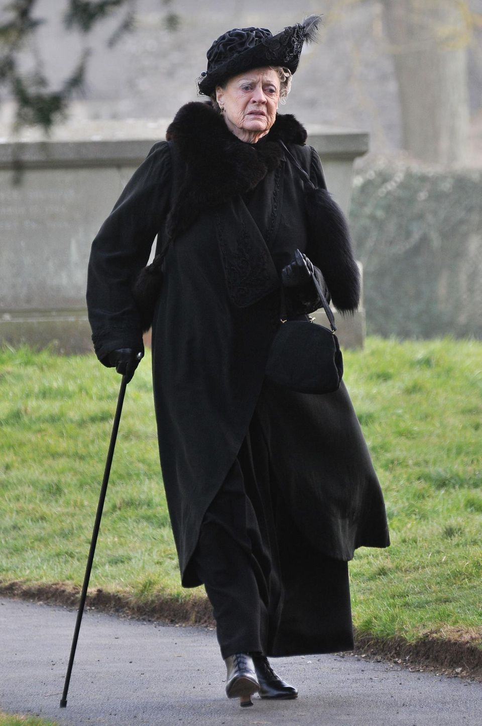 28. Februar 2013: Maggie Smith dreht eine Szene für die vierte Staffel von "Downton Abbey" in Bampton, einem Dorf in der Grafschaft Oxfordshire. 28. Februar 2013: Maggie Smith dreht eine Szene für die vierte Staffel von "Downton Abbey" in Bampton, einem Dorf in der Grafschaft Oxfordshire.