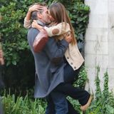 30. Oktober 2013: Jessica Alba fällt Pierce Brosnan am Set von "How to Make Love Like an Englishman" in Los Angeles um den Hals.