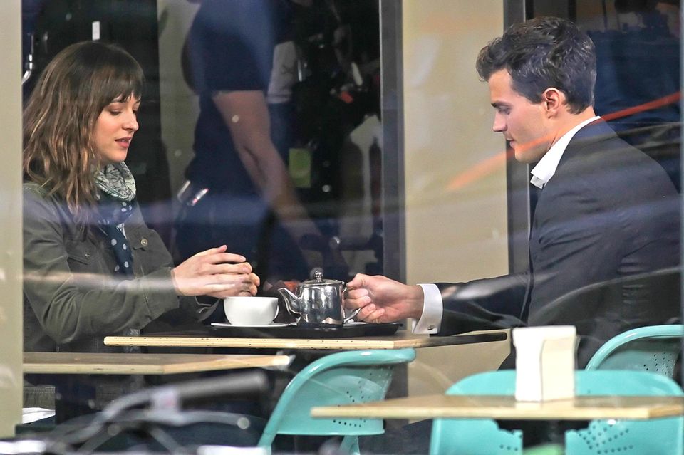 1. Dezember 2013: Dakota Johnson und Jamie Dornan filmen "Fifty Shades of Grey" in einem Café im GasTown District in Vancouver. 1. Dezember 2013: Dakota Johnson und Jamie Dornan filmen "Fifty Shades of Grey" in einem Café im GasTown District in Vancouver.