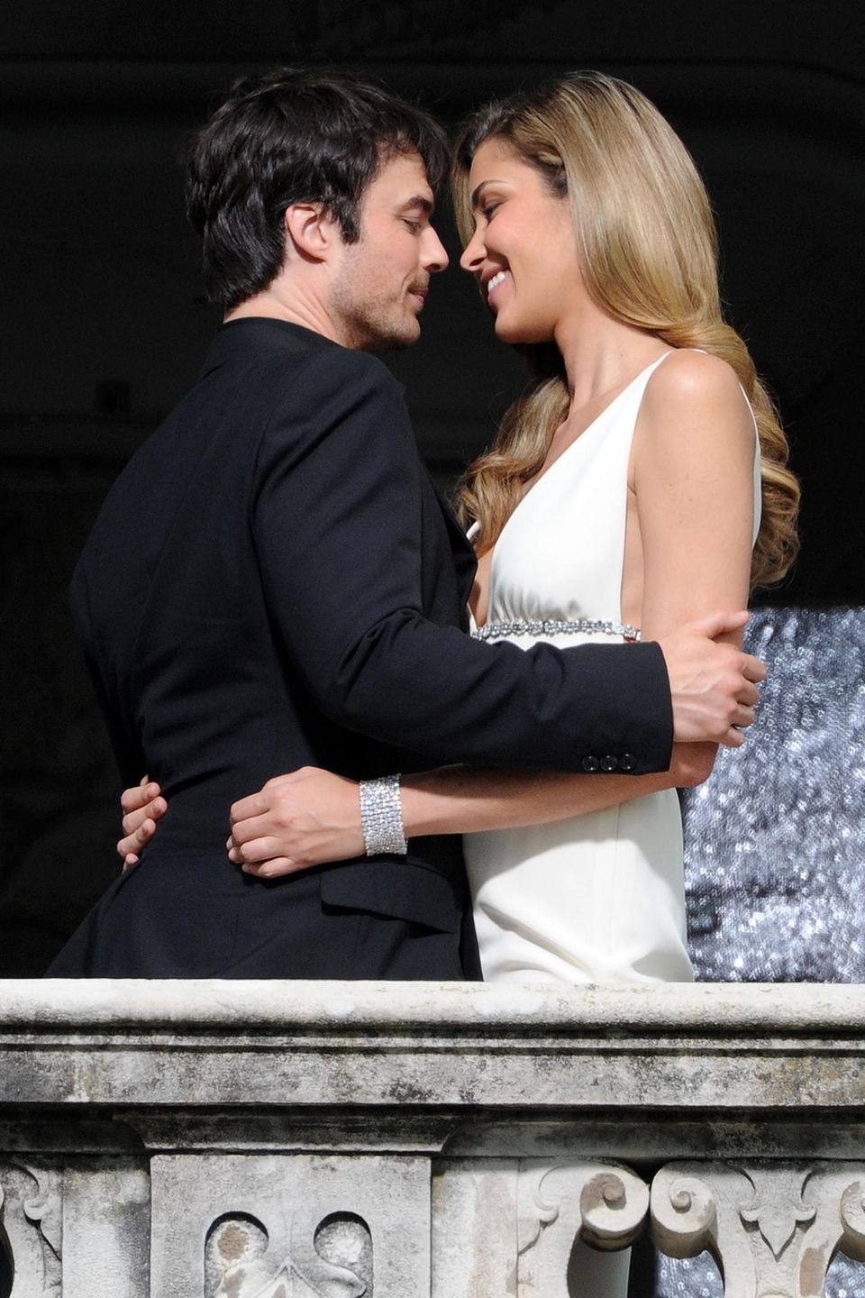 3. Juli 2013: Erinnert an die Balkonszene aus "Romeo und Julia": Ian Somerhalder und Ana Beatriz Barros drehen am Comer See einen Parfüm-Werbespot.