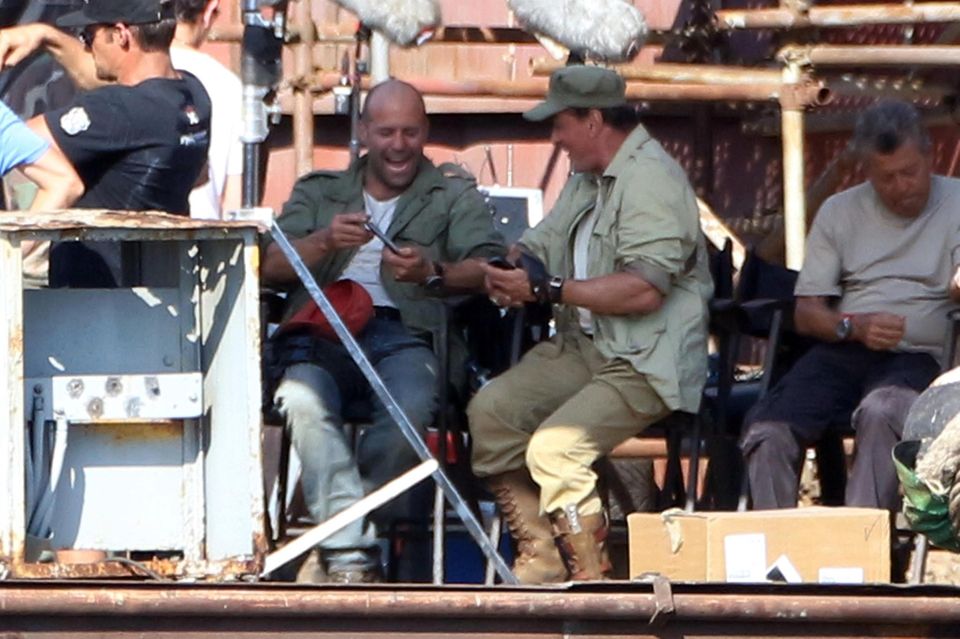 21. August 2013: Jason Statham und Sylvester Stallone amüsieren sich am Set von "The Expendables 3" prächtig.