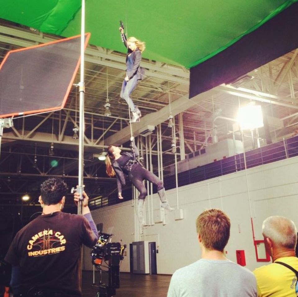 17. November 2013: Jessica Alba und Hailee Steinfeld hängen in den Seilen.