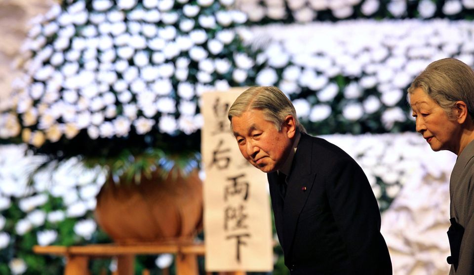 11. März 2013: Kaiser Akihito und seine Frau Michiko gedenken in Tokio der Opfer der Katastrophe von Fukushima von vor zwei Jahren.