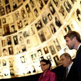 30. Oktober 2013: Prinz Frederik steht in der Bilderkuppel in der "Hall of Names" des Holocaust History Museums in Jerusalem.