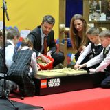 10. Oktober 2013: Prinz Frederik von Dänemark nimmt sich während seines Besuchs der "Dänischen Ausstellung" in Litauen Zeit für die Kleinen.