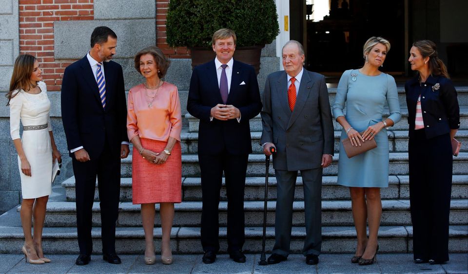 18. September 2013: Die spanische Königsfamilie empfängt das Königspaar aus den Niederlanden im Palast in Madrid: Prinzess Letizia, Prinz Felipe, Königin Sofia, König Willem-Alexander, König Juan Carlos, Königin Máxima und Prinzessin Elena.