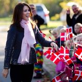 3. Oktober 2013: Prinzessin Mary besucht im dänischen Holstebro erst die Kindertagesstätte "Koglehuset" und danach das Musiktheater, wo sie Stipendien der Kinder-Herzstiftung an Forscher übergibt.