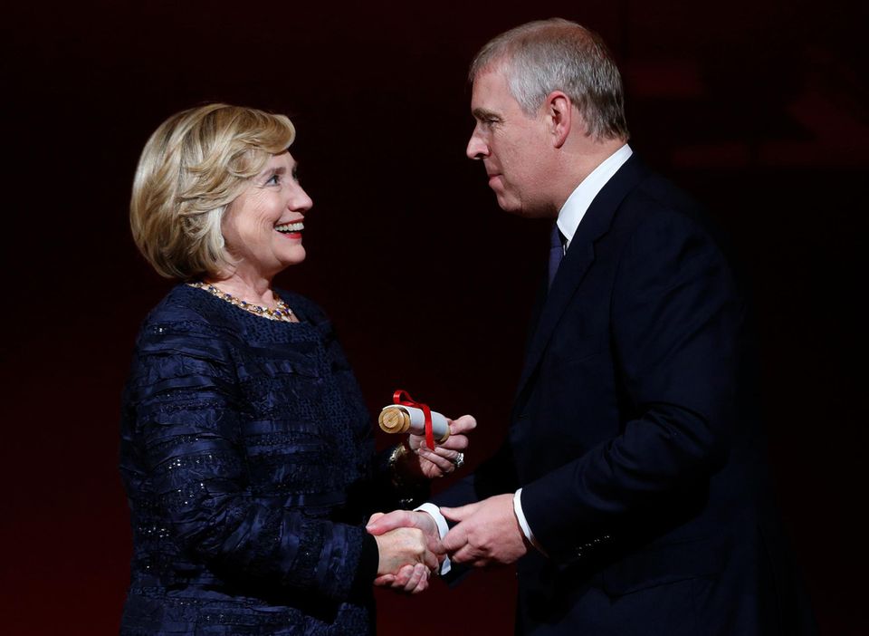 11. Oktober 2013: Hillary Clinton überreicht Prinz Andrew den "Chatham House Prize" in London.