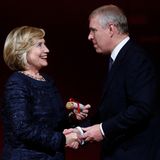 11. Oktober 2013: Hillary Clinton überreicht Prinz Andrew den "Chatham House Prize" in London.