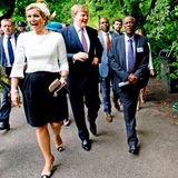 1. Juli 2013: Eigentlich dürfte es Königin Máxima nicht wundern, dass jeder ein Foto von ihr knipsen möchte. Wie hier beim Besuch des Königspaares im Oosterpark in Amsterdam anlässlich des Gedenkens an die Sklaverei-Vergangenheit der Niederlande. Sie wirkt trotzdem etwas überrascht.
