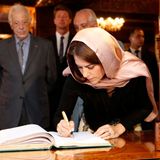 2. September 2013: Prinzessin Mary ist auf einem dreitägigen Besuch in Marokko. Im Mausoleum von Rabat trägt sie sich ins Gästebuch ein.