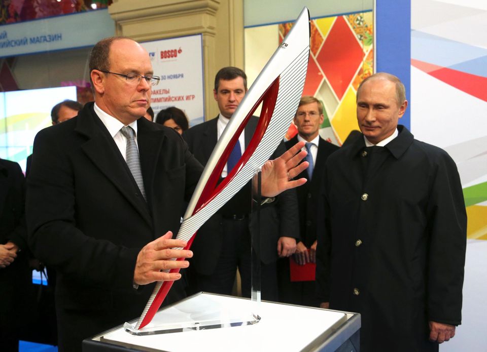 4. Oktober 2013: Fürst Albert stellt beim Besuch in Moskau die Olypmische Fackel im Beisein von Wladimir Putin auf. 4. Oktober 2013: Fürst Albert stellt beim Besuch in Moskau die Olypmische Fackel im Beisein von Wladimir Putin auf.