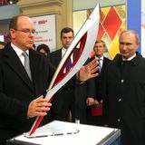 4. Oktober 2013: Fürst Albert stellt beim Besuch in Moskau die Olypmische Fackel im Beisein von Wladimir Putin auf.