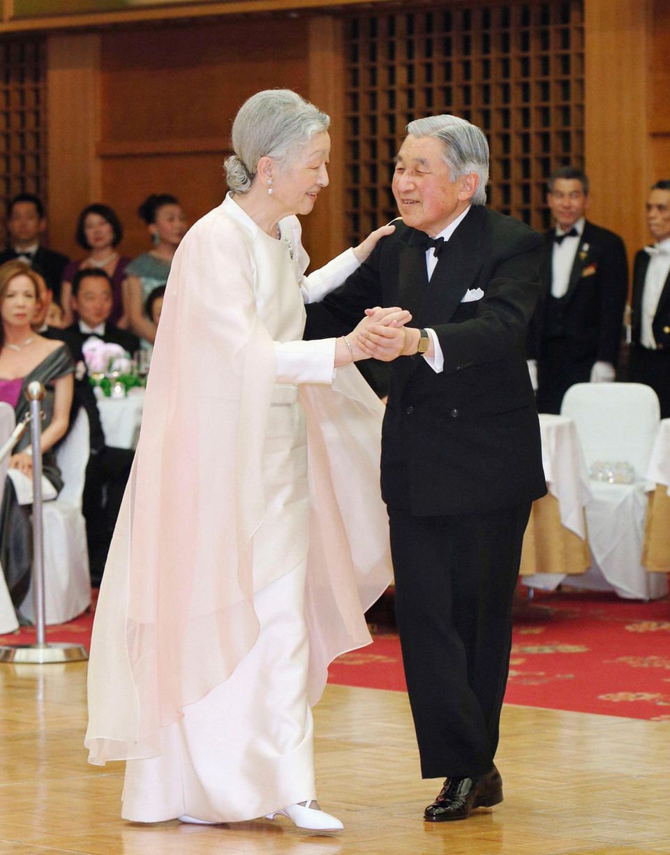 12. April 2013: Kaiser Akihito und Kaiserin Michiko legen auf einem Charity-Ball in Tokio ein flotte Sohle aufs Parkett.