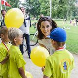 14. Juni 2013: Prinzessin Mary feuert die Kleinen beim "Staffellauf gegen Mobbing" des Mary Fonds in Kopenhagen an.