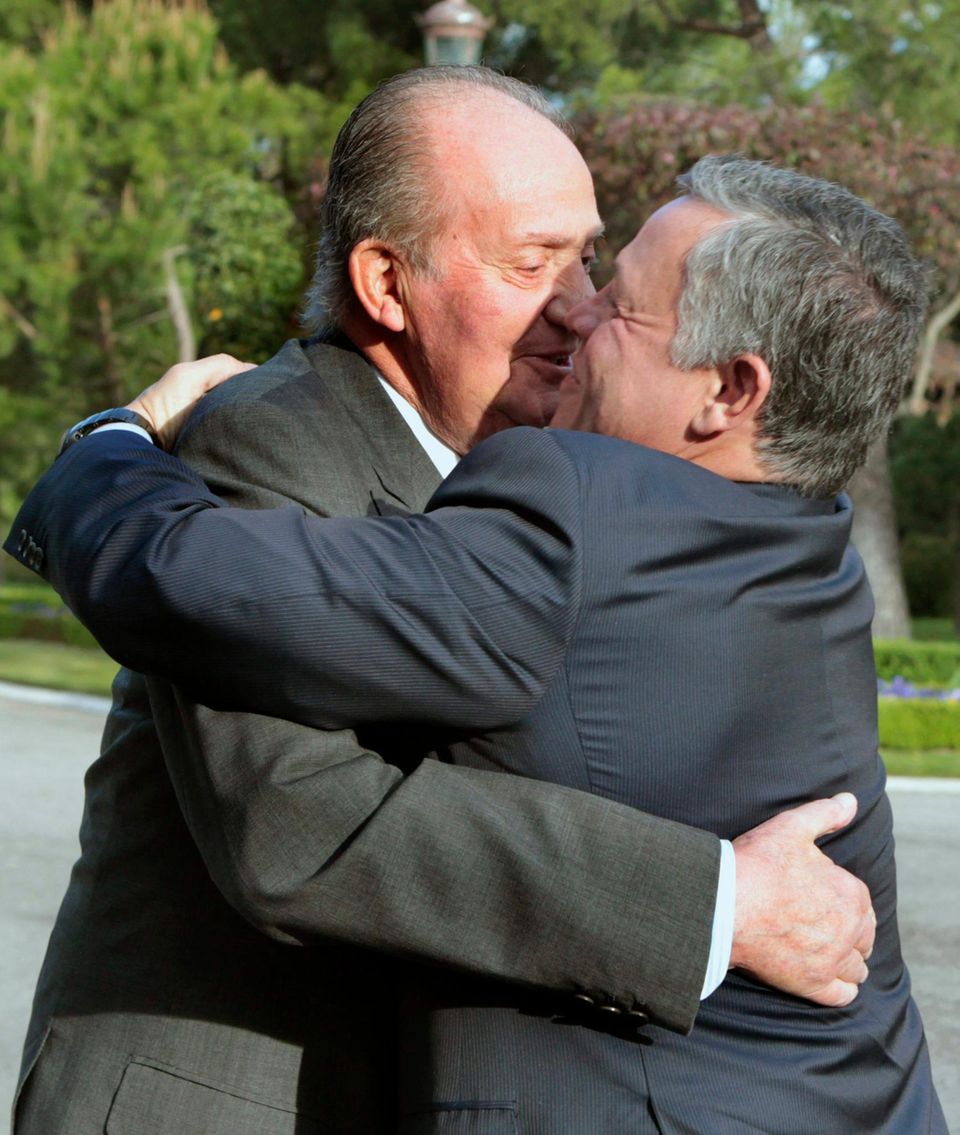 28. April 2013: Überschwänglich begrüßt König Juan Carlos von Spanien König Abdullah von Jordanien in Madrid.