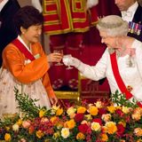 5. November 2013: Die Präsidentin von Südkorea Park Geun-hye und die Queen prosten sich beim Staatsbankett im Buckingham Palace in London zu.