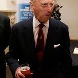 18. Oktober 2013: Prinz Philip lässt sich auf dem Empfang des "The City of Adelaide Clipper Ship" im Old Royal Naval College in Greenwich ein Ale schmecken.