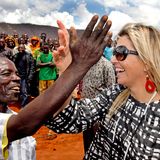 13. Dezember 2013: Königin Máxima trifft lokale Farmer auf ihrer Reise durch Tansania.