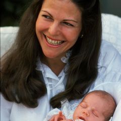 Königin Silvia genießt mit ihrer ersten Tochter im August 1977 den Sommer auf Schloss Solliden.