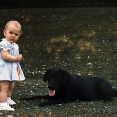 Schon ganz früh zeigt die kleine Prinzessin ihr Herz für Tiere und weicht dem Familienhund nicht von der Seite.
