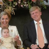 Am 12. Juni 2004 wird Catharina-Amalia, die Tochter von Prinzessin Máxima und Prinz Willem-Alexander, in der Grote Kerk in Den Haag getauft. Sie ist das erste Kind des Kronprinzen-Paares. Hinter ihrem Vater kommt sie auf Platz zwei der niederländischen Thronfolge.