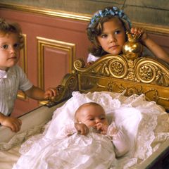 Am 14. Juli 1977 bringt Königin Silvia von Schweden ein Mädchen zur Welt, das auf den Namen Victoria Ingrid Alice Désirée getauft wird. Schwedens küftige Königin ist sie noch nicht. Dazu wird sie erst durch eine Änderung der Erbfolgeregelung 1980. Ihr jüngerer Bruder Carl Philip und Schwester Madeleine kommen auf Platz zwei und drei.