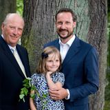 Drei Generationen für Norwegen: König Harald mit seinem Sohn Haakon und seiner Enkelin Ingrid Alexandra, die einmal die erste Königin Norwegens sein wird.   Die norwegische Thronfolge wurde erst 1991 neu geregelt, deswegen wurde Haakon Thronfolger und nicht seine ältere Schwester Märtha Louise.