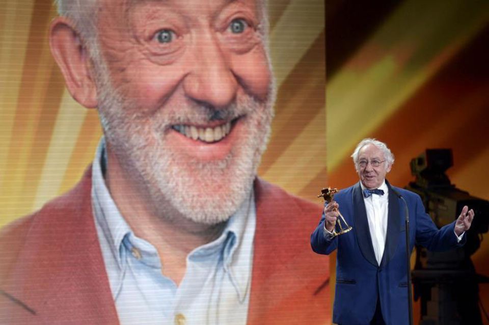 Dieter Hallervorden freut sich über die goldene Kamera für sein "Lebenswerk National". Dieter Hallervorden freut sich über die goldene Kamera für sein "Lebenswerk National".