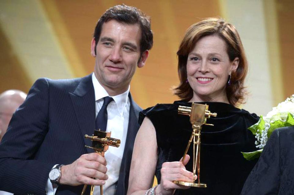 Clive Owen und Sigourney Weaver freuen sich über ihre Auszeichnungen als "Beste Schauspieler/in International".