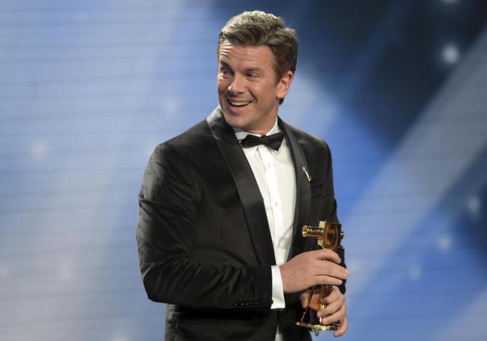 Markus Lanz freut sich über den Publikumspreis in der Kategorie "Beste Unterhaltungsshow" für "Wetten, dass...?".