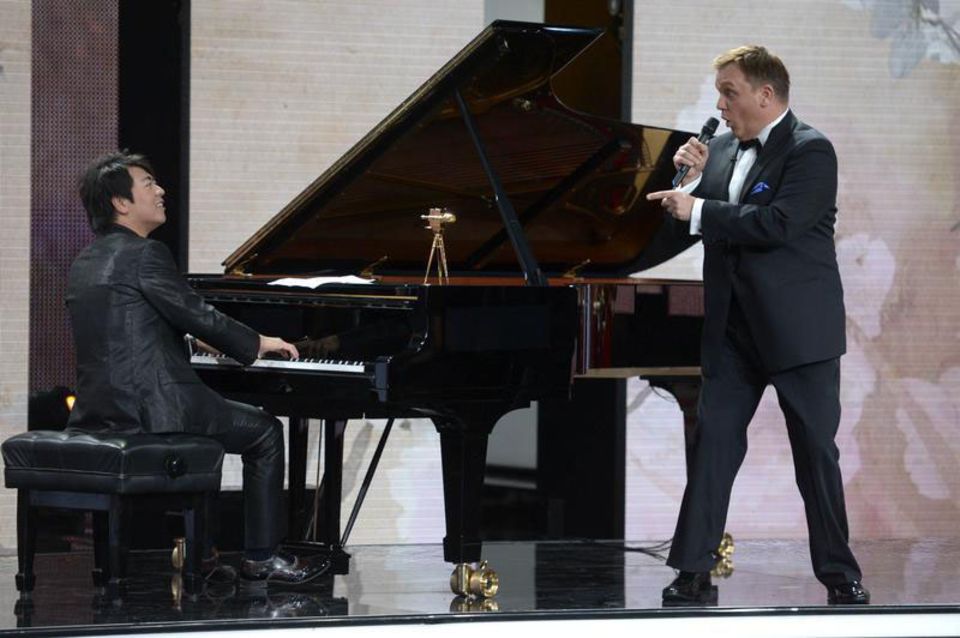 Hape Kerkeling singt und der chinesische Pianist Lang Lang begleitet ihn. Der Musiker wird in der Kategorie "Beste Musik International" ausgezeichnet.