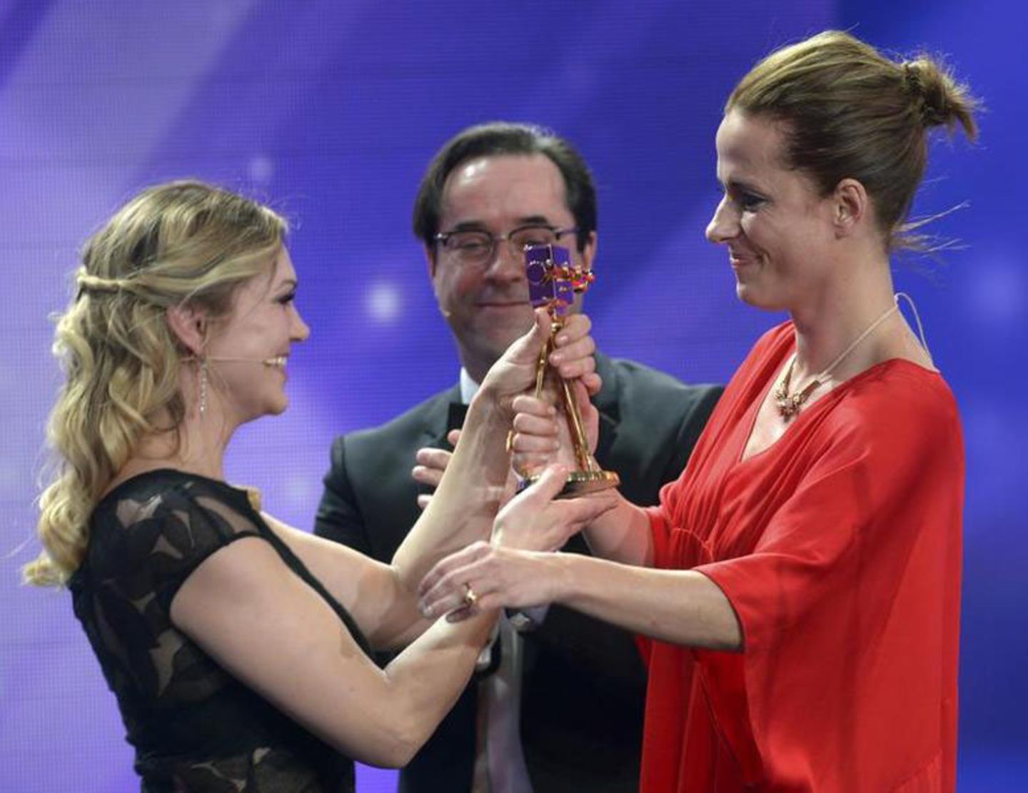 Anna Loos und Jan-Josef Liefers übergeben Claudia Michelsen die goldene Kamera als "Beste deutsche Schauspielerin".