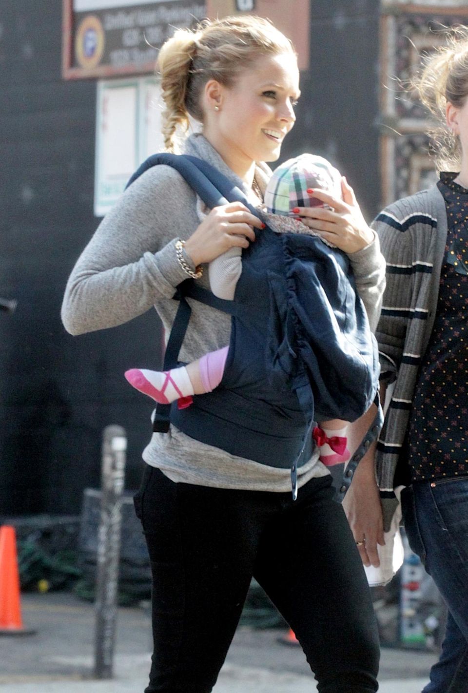 23. Oktober 2013: Kristen Bell ist wieder am Arbeiten und hat ihre Tochter Lincoln mit zum Set von "House of Lies" genommen.