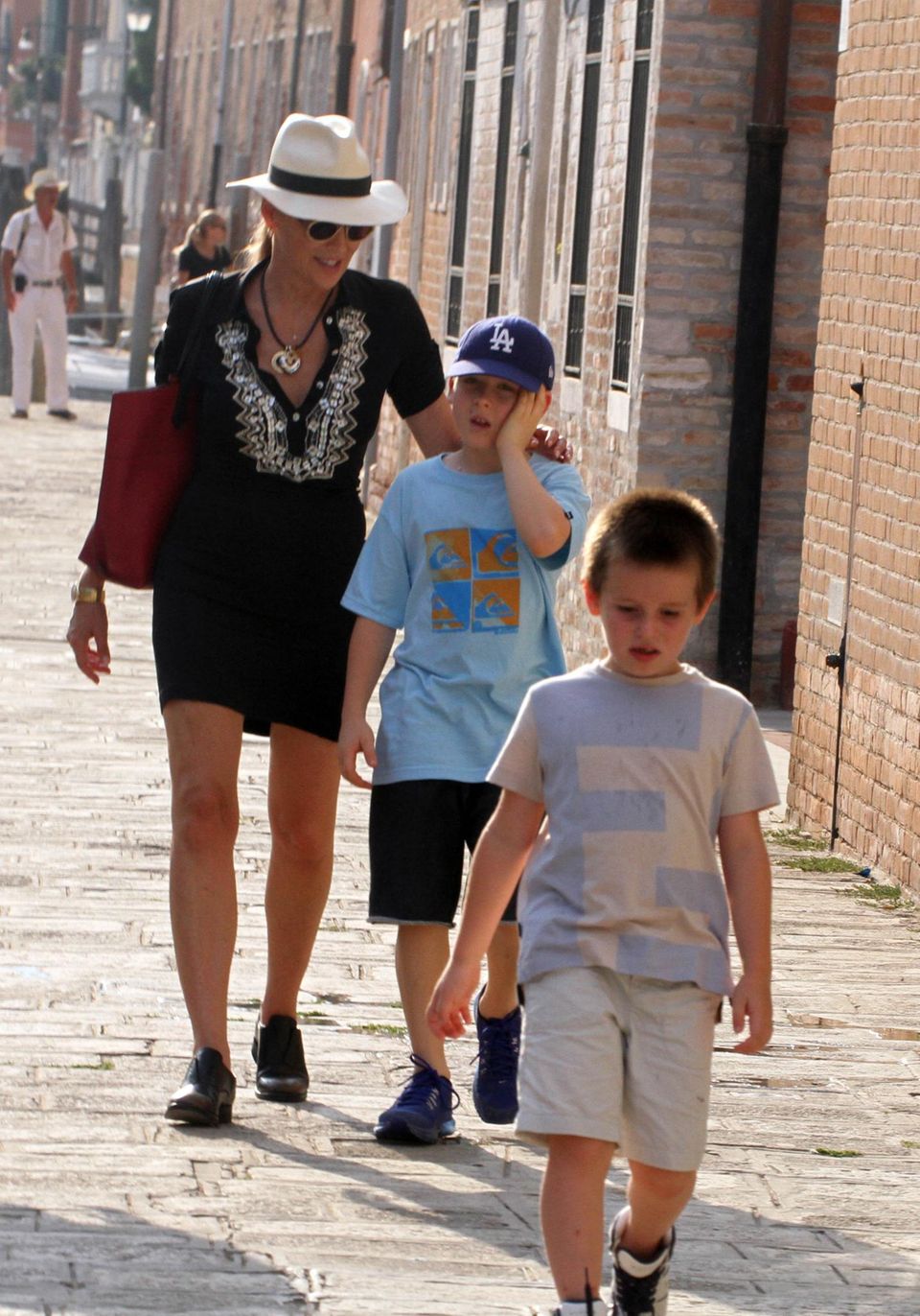 10. Juli 2013: Sharon Stone spaziert mit ihren Adoptivsöhnen durch Venedig.