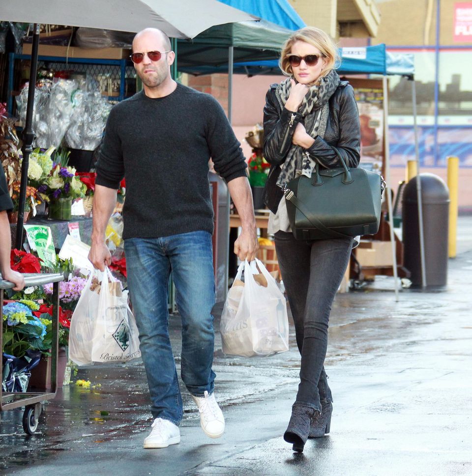 1. Dezember 2013: Jason Statham und Rosie Huntington-Whiteley gehen in West Hollywood im Supermarkt einkaufen. 1. Dezember 2013: Jason Statham und Rosie Huntington-Whiteley gehen in West Hollywood im Supermarkt einkaufen.