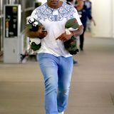 17. September 2013: Mike Tyson landet in Los Angeles und hat von seiner Reise nach Beijing ein paar Stofftiere mitgebracht.