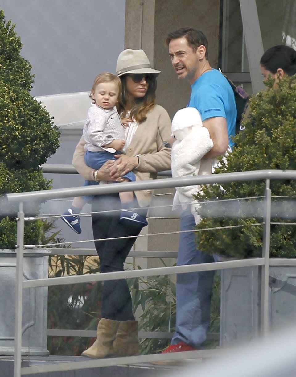 16. April 2013: Während der Promotiontour für seinen neuen Film "Ironman 3" ist Robert Downey Jr. mit Ehefrau Susan und Söhnchen Exon in Paris gerade auf dem Weg zum Privatjet, der die Familie nach London bringt. 16. April 2013: Während der Promotiontour für seinen neuen Film "Ironman 3" ist Robert Downey Jr. mit Ehefrau Susan und Söhnchen Exon in Paris gerade auf dem Weg zum Privatjet, der die Familie nach London bringt.