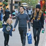 9. Dezember 2013: Pete Wentz, Sohn Bronx und Freundin Meagan Camper sind auf dem Weg zum Weihnachtseinkauf.