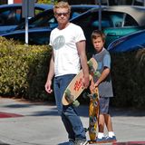 20. Oktober 2013: "The Mentalist"-Star Simon Baker skatet mit seinem Sohn durch Brentwood.