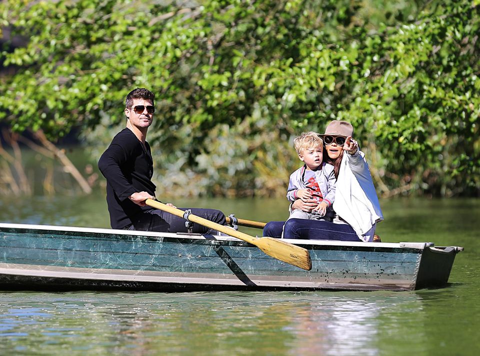 17. September 2013: Robin Thicke und seine Frau Paula Patton machen mit Sohn Julian eine kleine Bootstour durch den New Yorker Central Park.