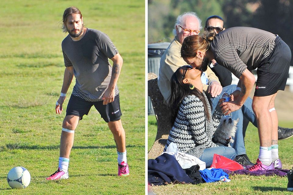 22. Dezember 2013: Für seinen Einsatz beim Fußballspiel gibt es für Marco Peregon nach dem Spiel von seiner Frau Zoe Saldana einen Belohnungskuss.