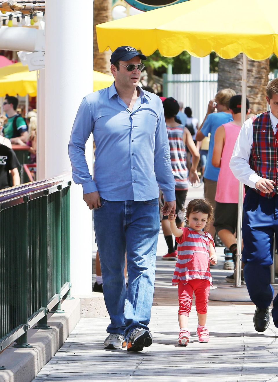 21. Mai 2013: Vince Vaughn spaziert mit seiner Tochter Lochlyn Kyla durchs Disneyland in Kalifornien. 21. Mai 2013: Vince Vaughn spaziert mit seiner Tochter Lochlyn Kyla durchs Disneyland in Kalifornien.