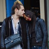 28. Oktober 2013: Zoe Saldana kuschelt sich an ihren Mann Marco Perego während die beiden durch Venice Beach spazieren.
